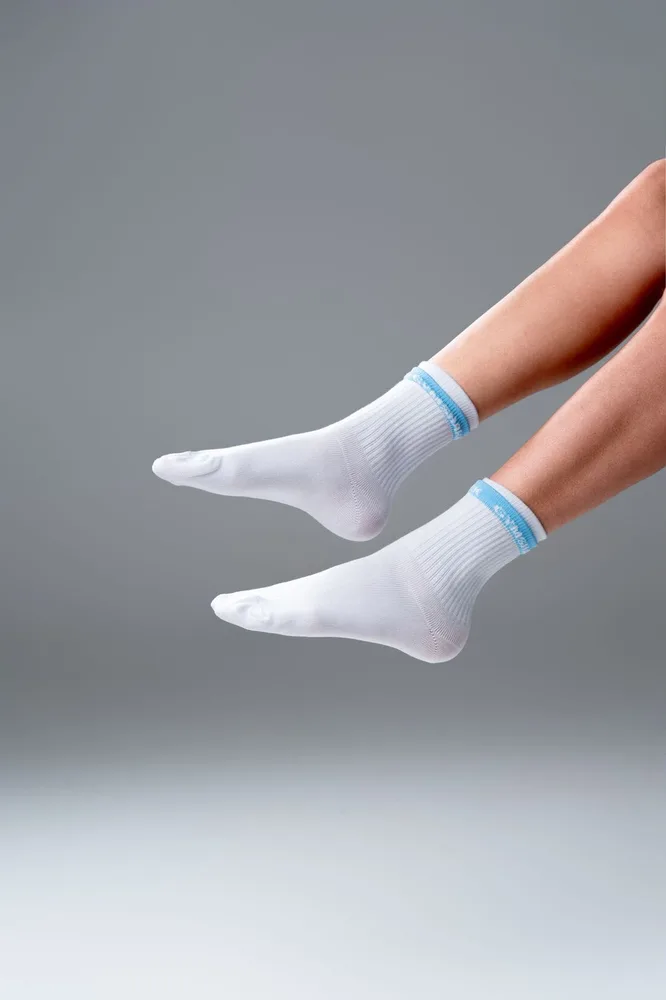 Calcetas Elisa en blanca con franja azul cielo